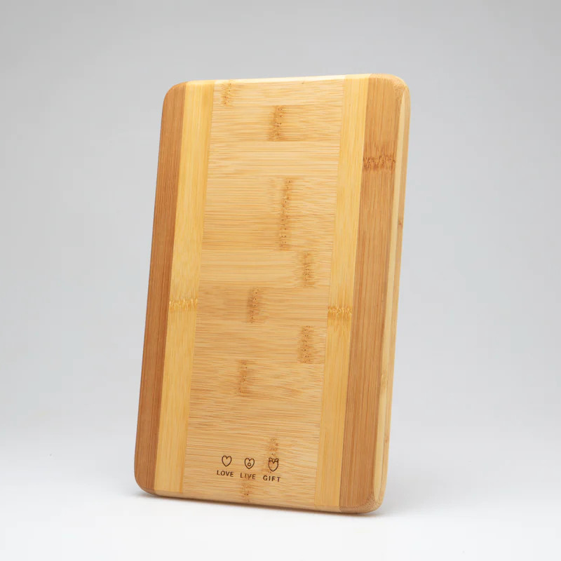 Tagliere rettangolare in bamboo “Love Live Gift” dimensioni 26 X 17 X 1,2 cm - La Petronilla