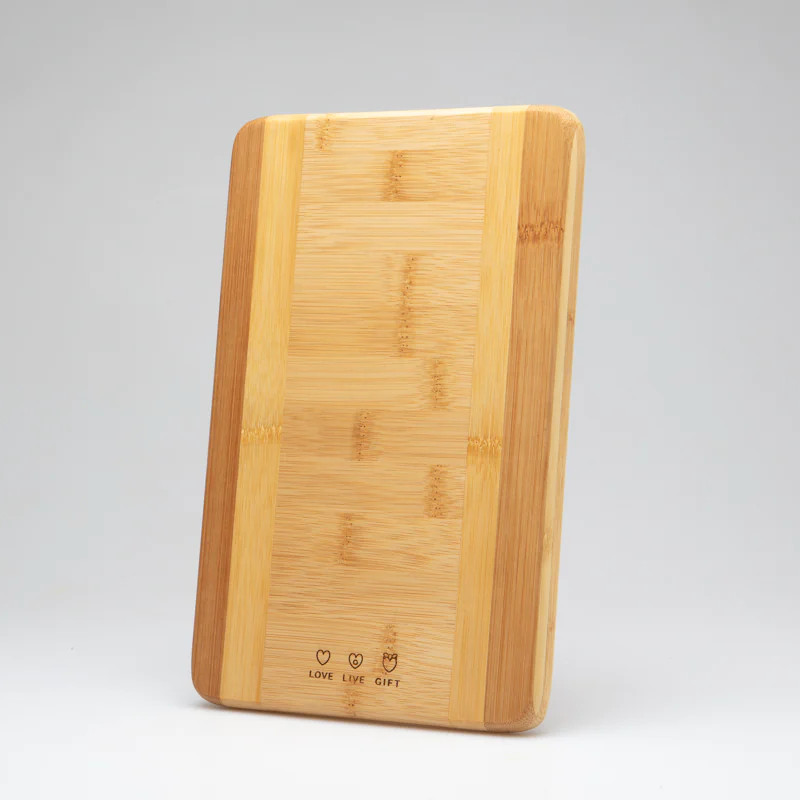 Tagliere rettangolare in bamboo “Love Live Gift” dimensioni 26 X 17 X 1,2 cm - La Petronilla